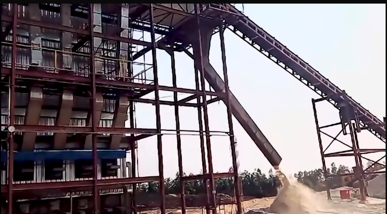 Elevated conveyor and bulk loading structure at the export terminal